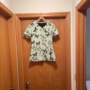 Women’s Infinity scrub top light green